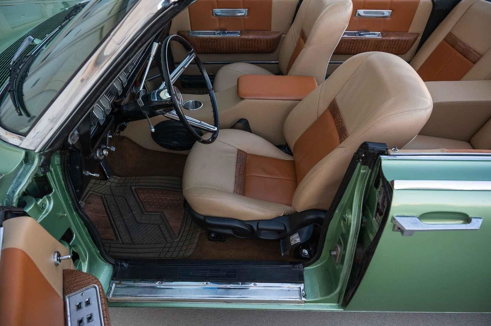 Lincoln-Continental-1965-4-Door-14