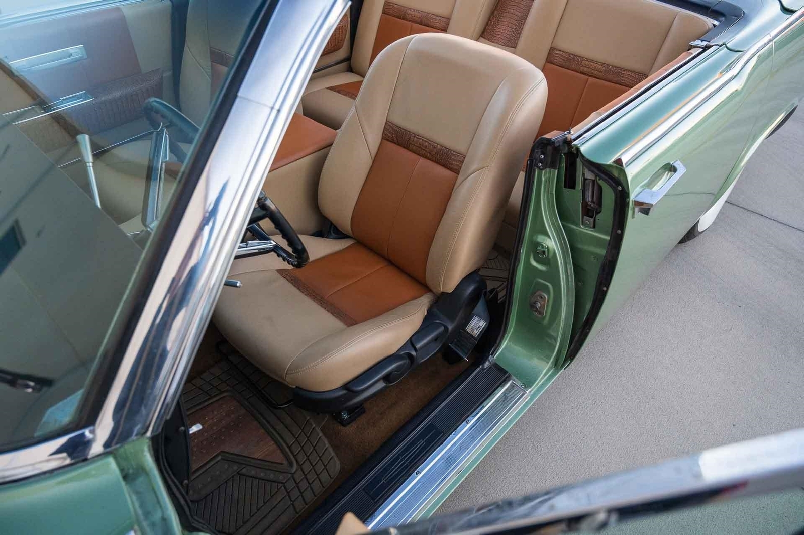 Lincoln-Continental-1965-4-Door-15