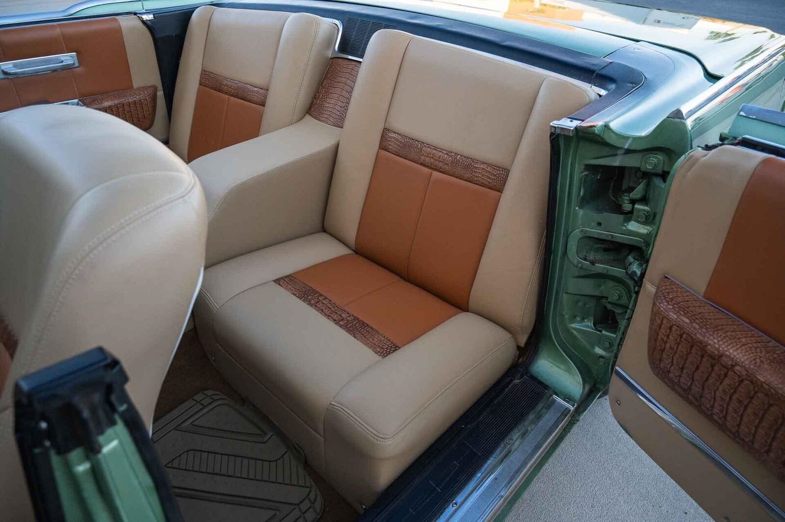 Lincoln-Continental-1965-4-Door-19