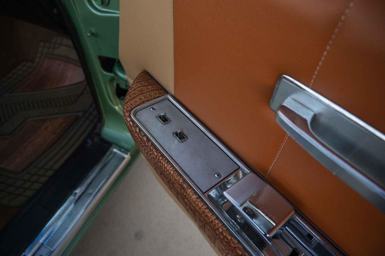 Lincoln-Continental-1965-4-Door-23