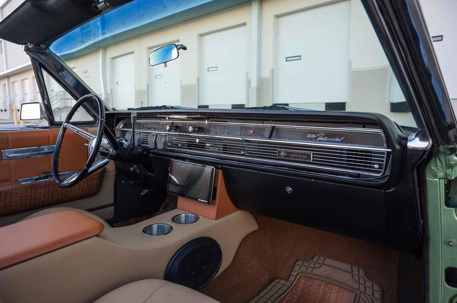 Lincoln-Continental-1965-4-Door-24