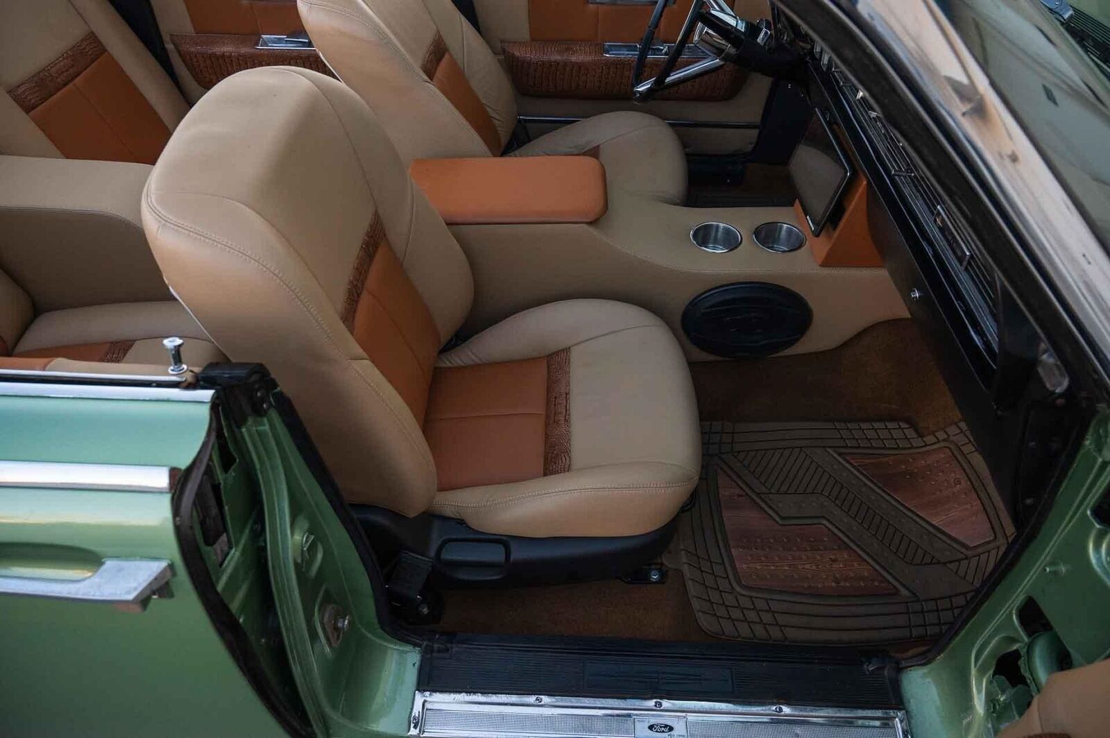 Lincoln-Continental-1965-4-Door-25