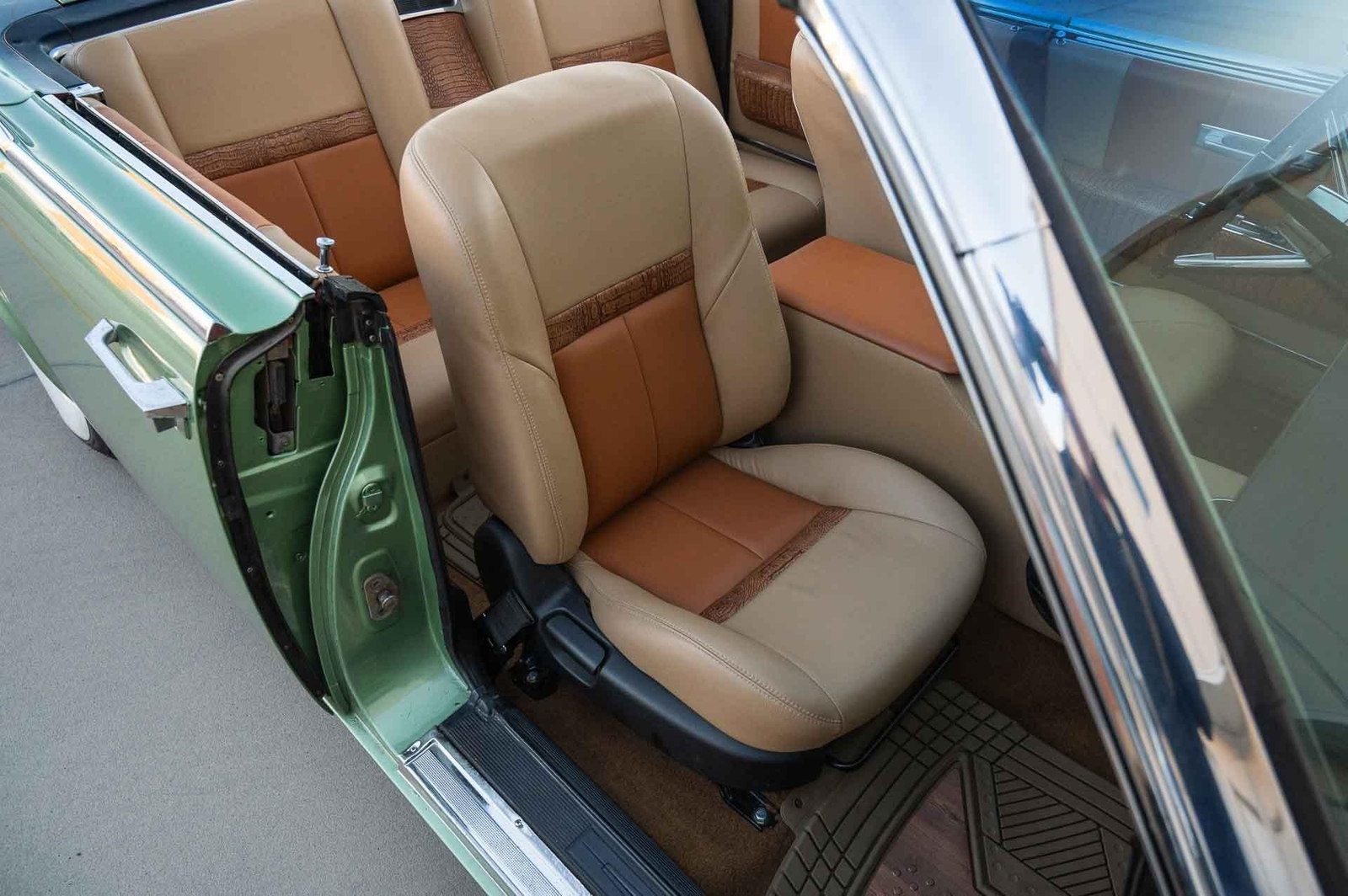 Lincoln-Continental-1965-4-Door-26