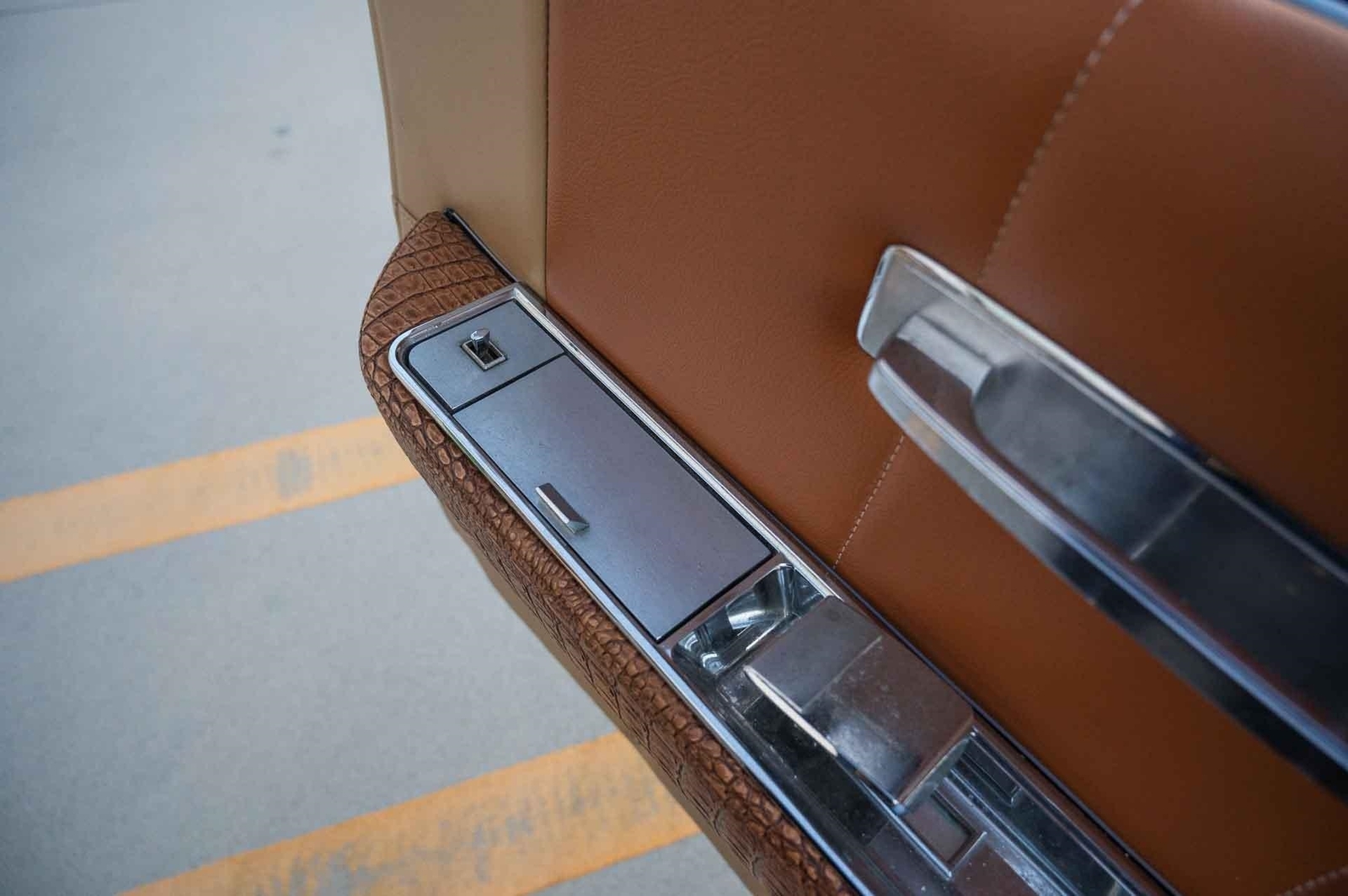 Lincoln-Continental-1965-4-Door-29