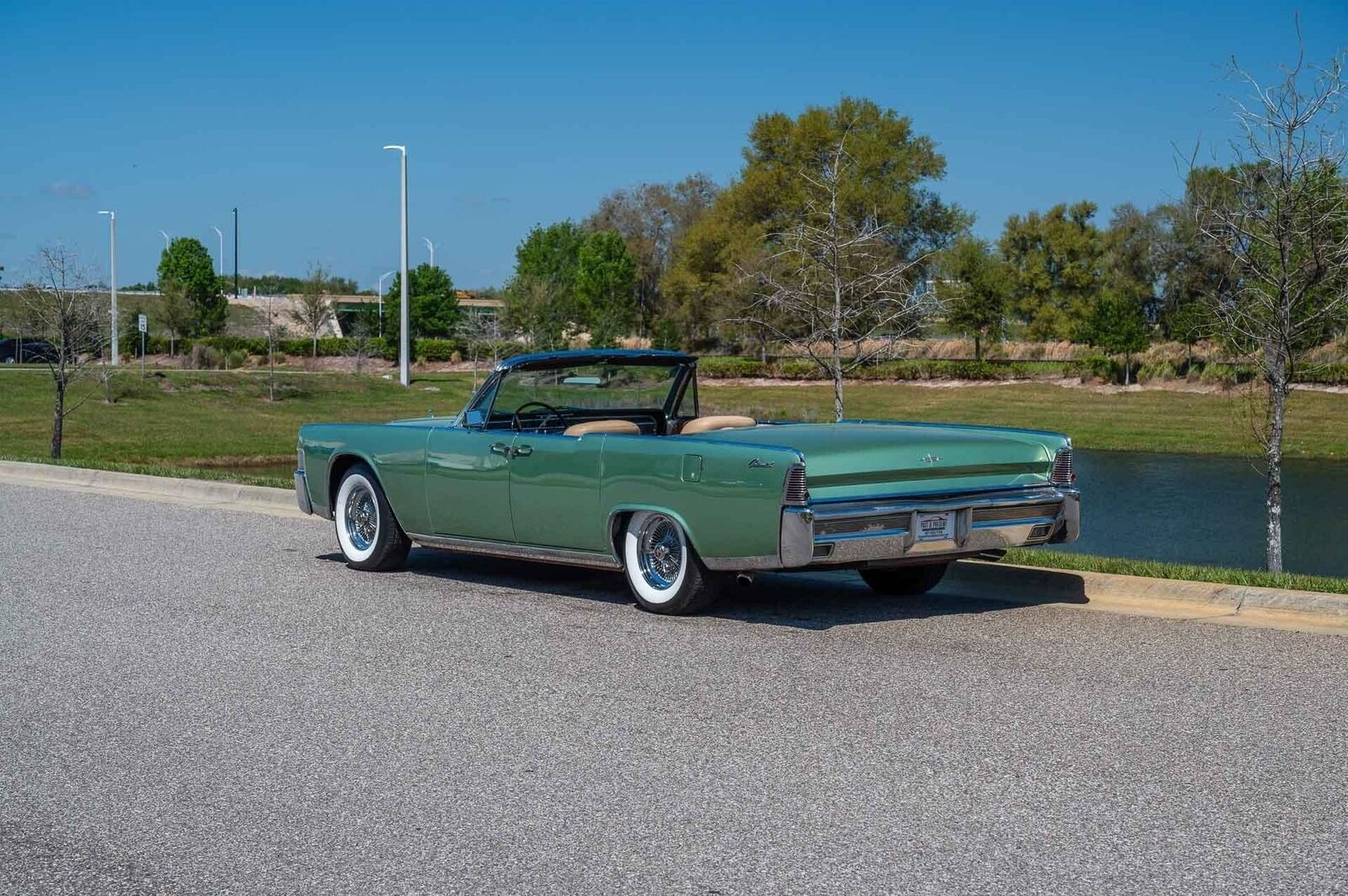Lincoln-Continental-1965-4-Door-3