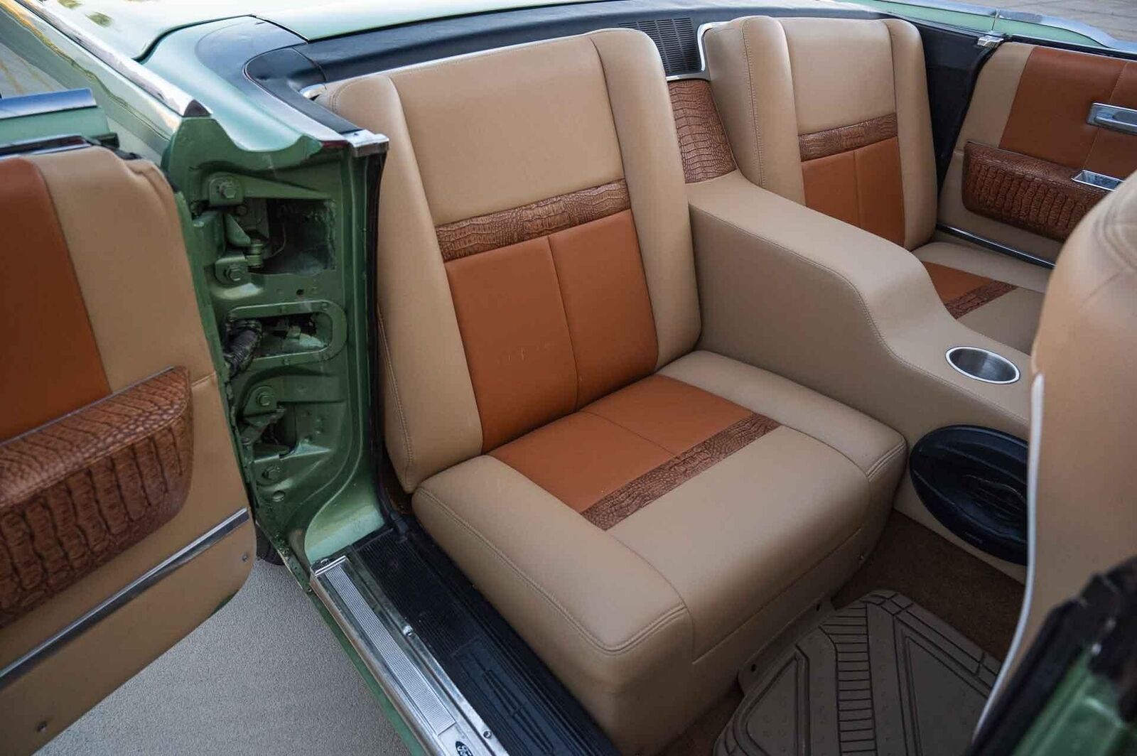 Lincoln-Continental-1965-4-Door-30
