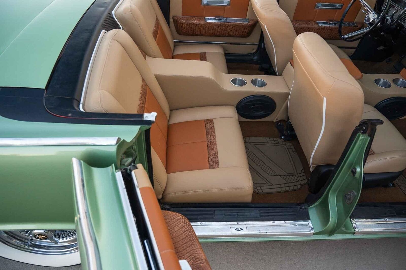 Lincoln-Continental-1965-4-Door-31