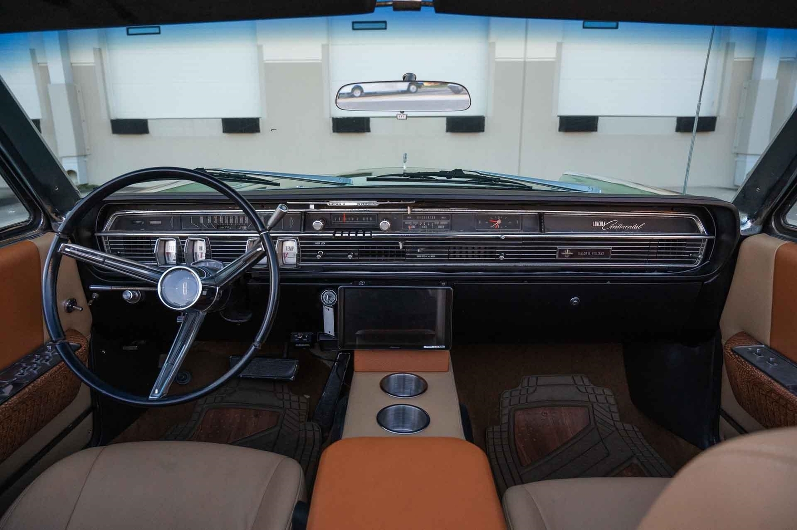 Lincoln-Continental-1965-4-Door-32