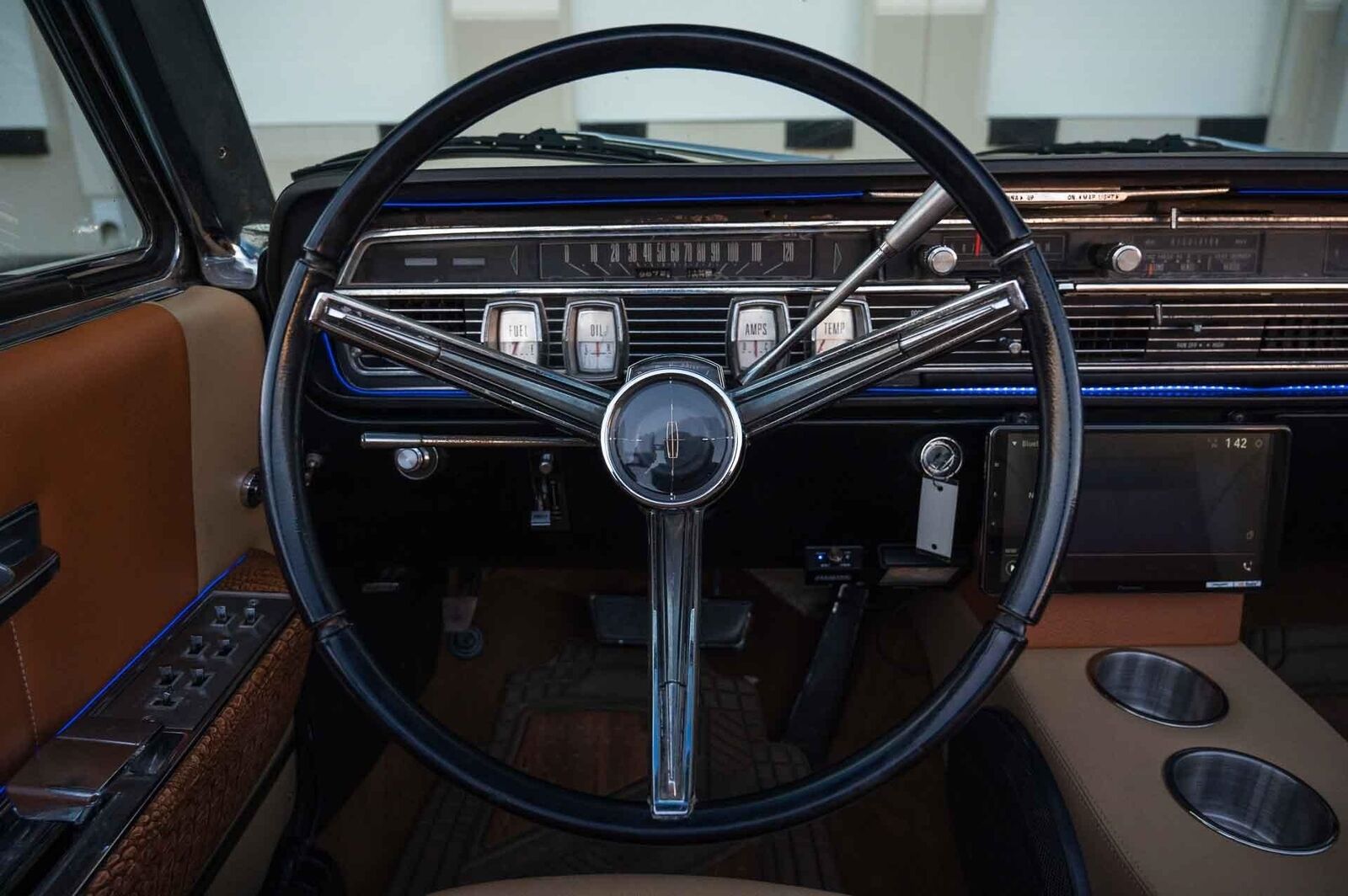 Lincoln-Continental-1965-4-Door-36