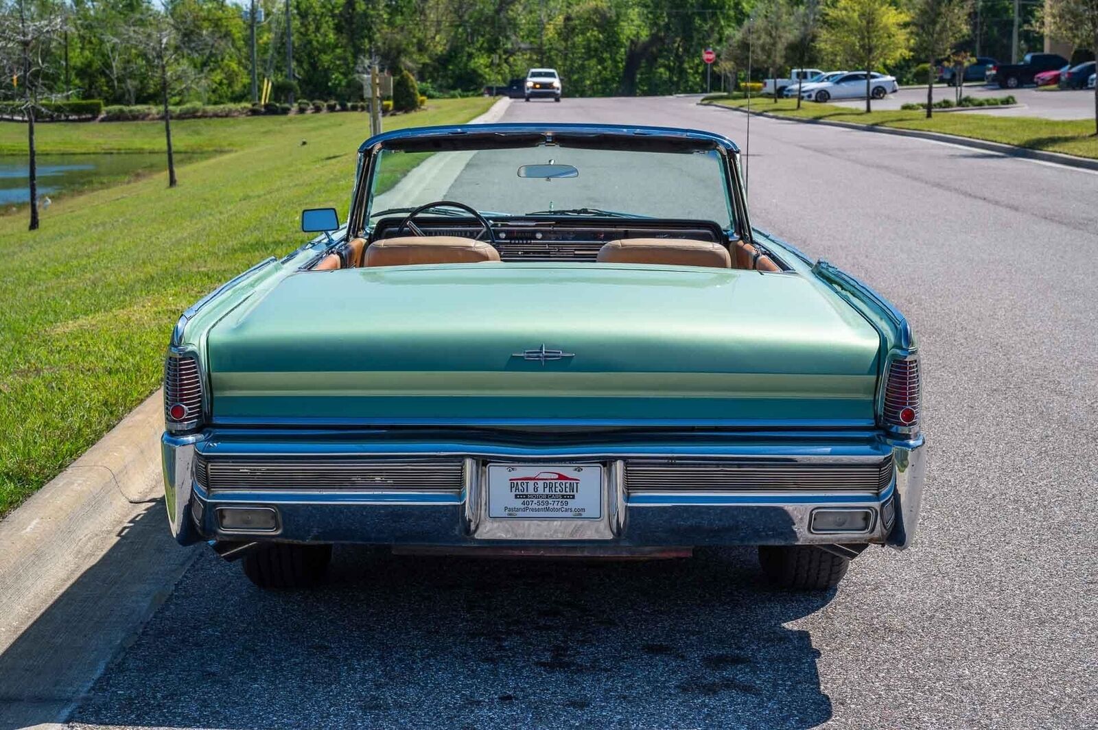 Lincoln-Continental-1965-4-Door-4