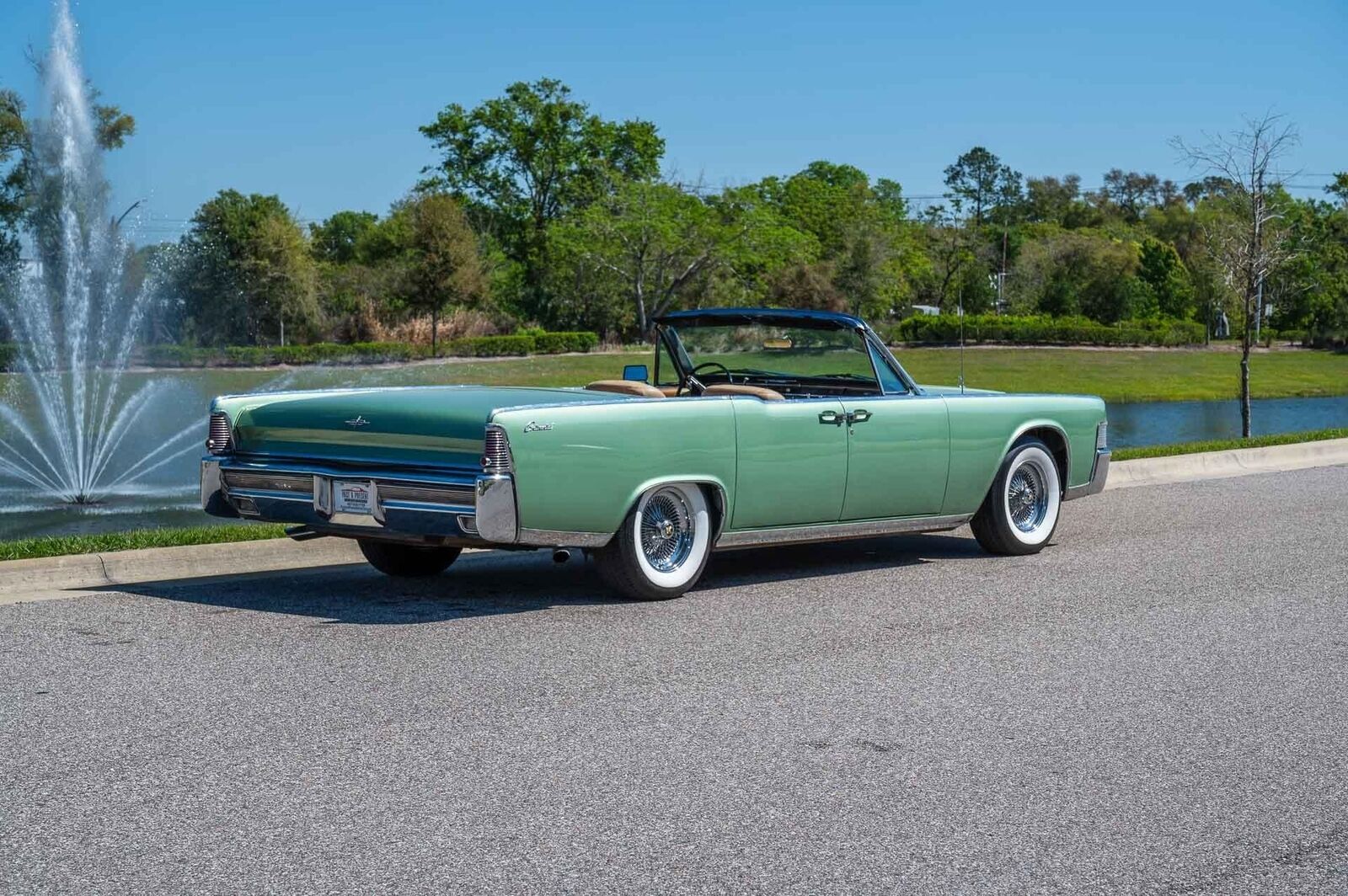 Lincoln-Continental-1965-4-Door-5