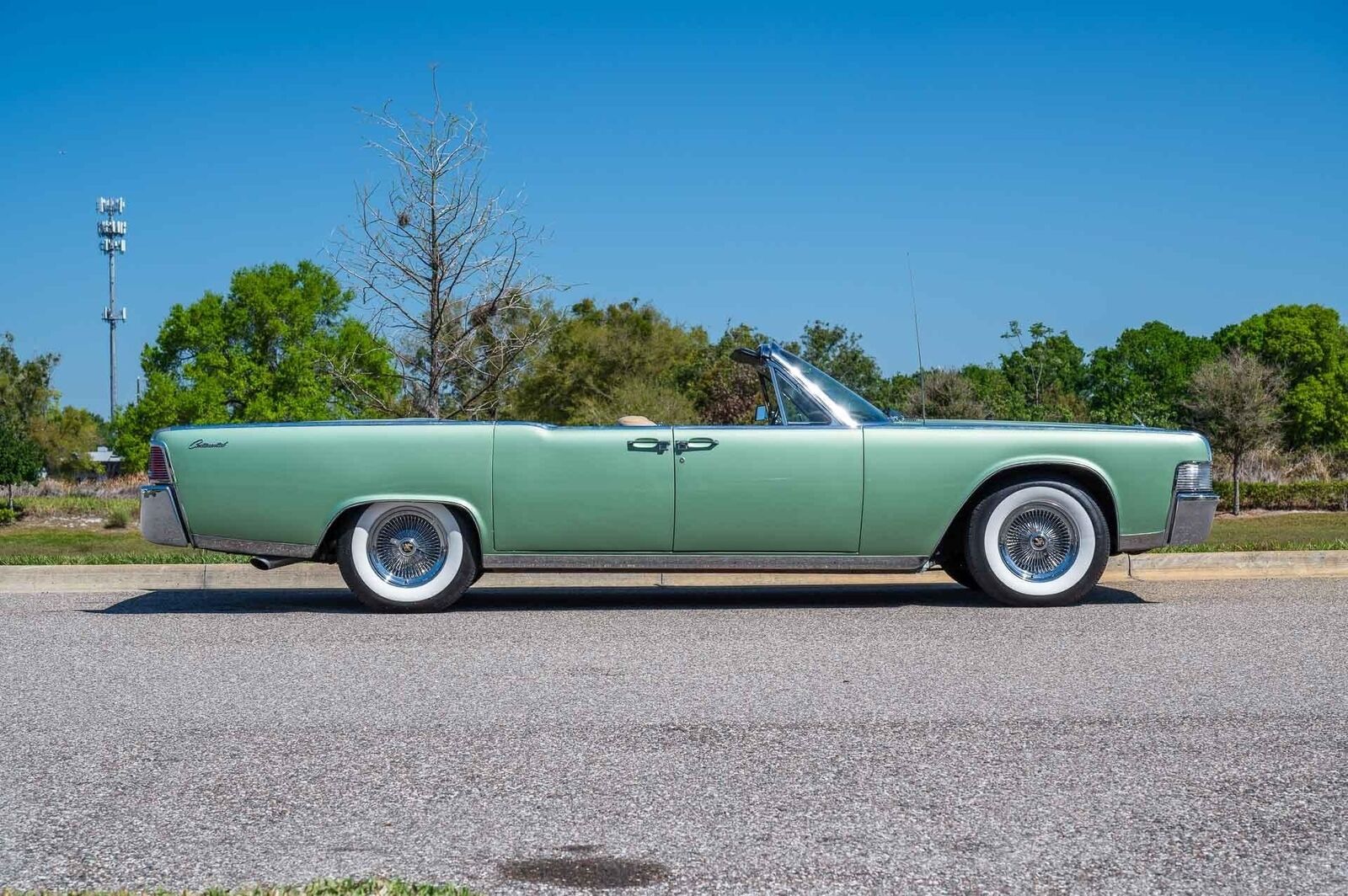 Lincoln-Continental-1965-4-Door-6