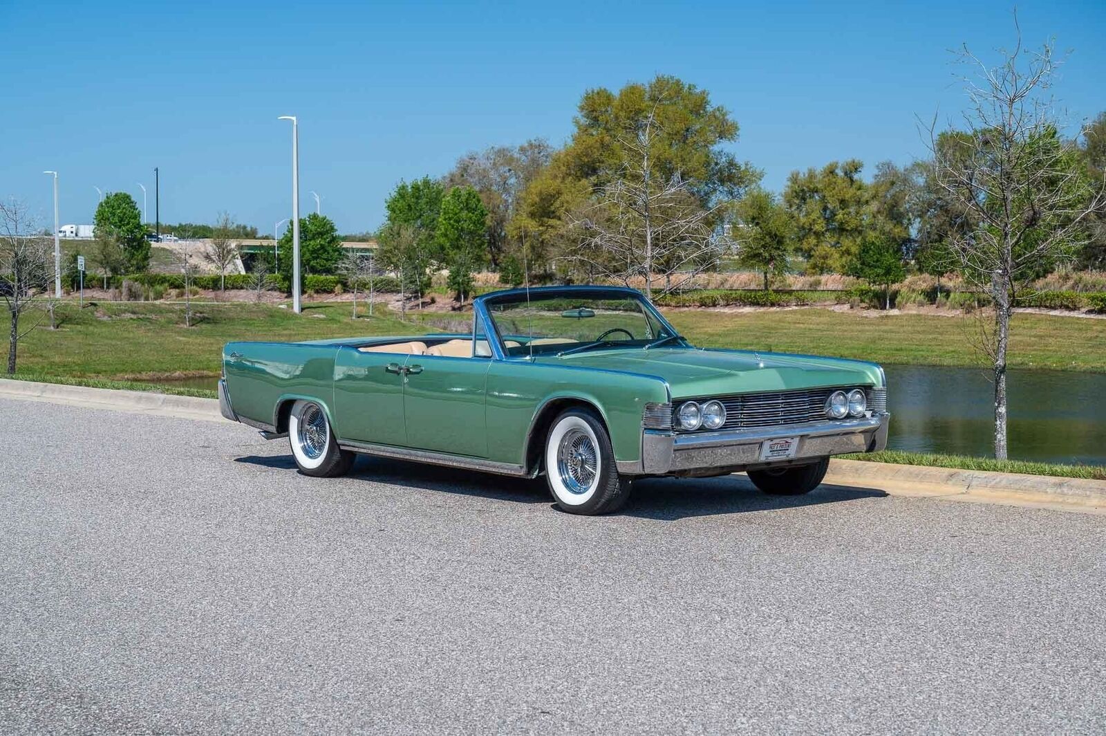 Lincoln-Continental-1965-4-Door-8