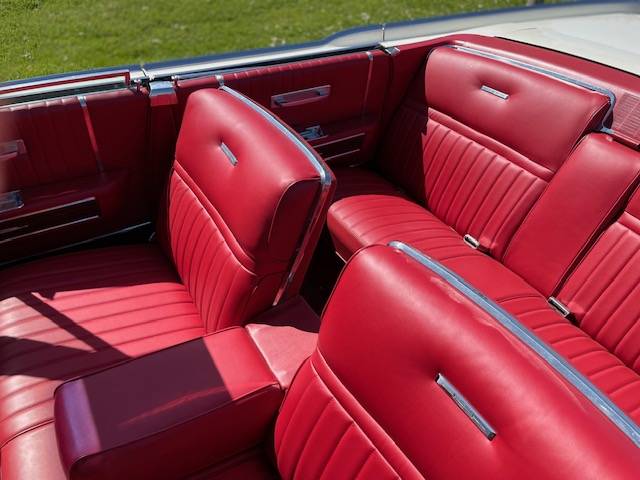 Lincoln-Continental-1965-white-9