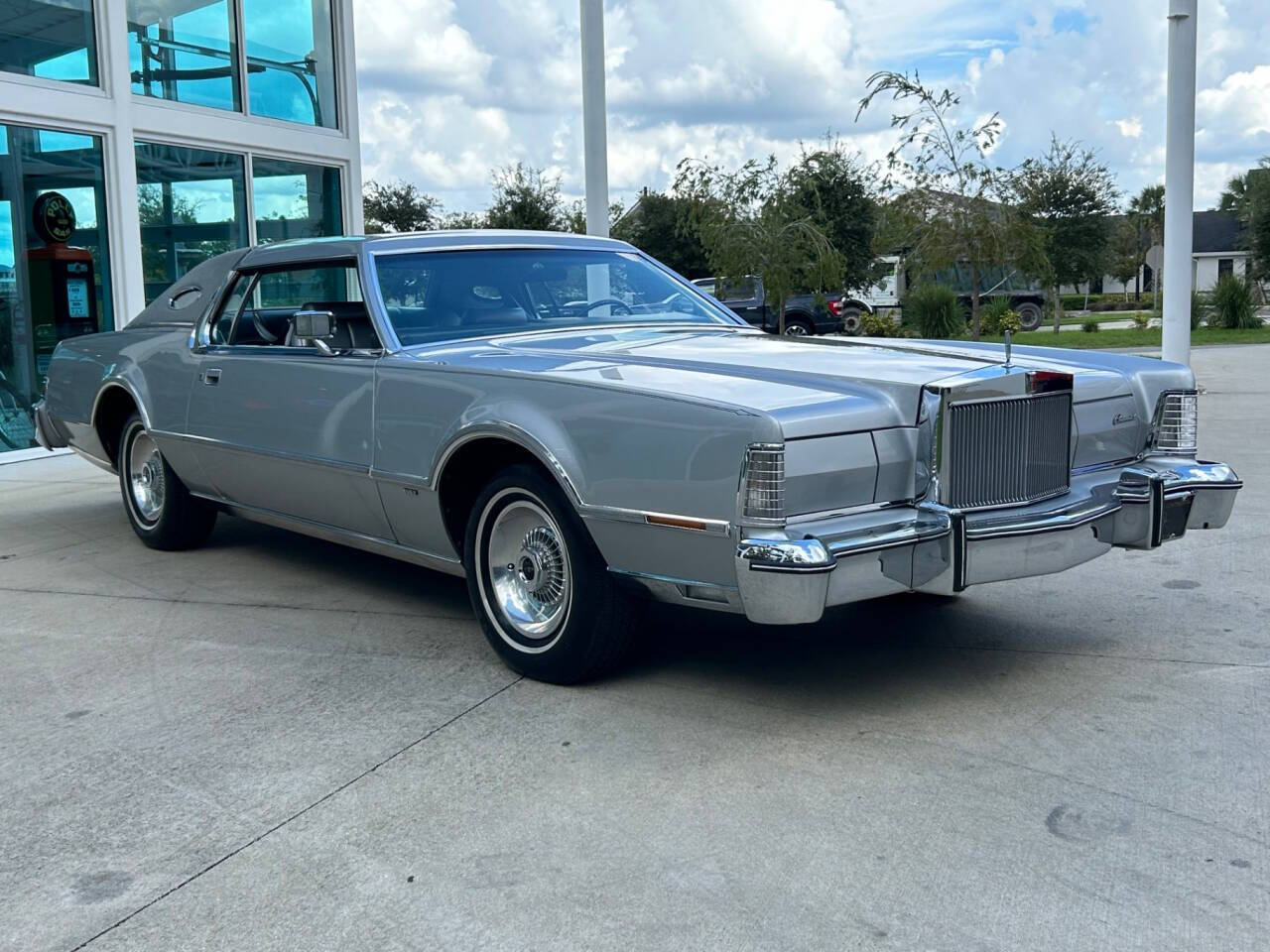 Lincoln-Continental-1975-Convertible-2