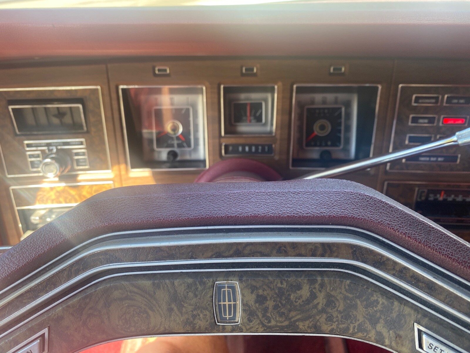 Lincoln-Continental-1976-Coupe-16