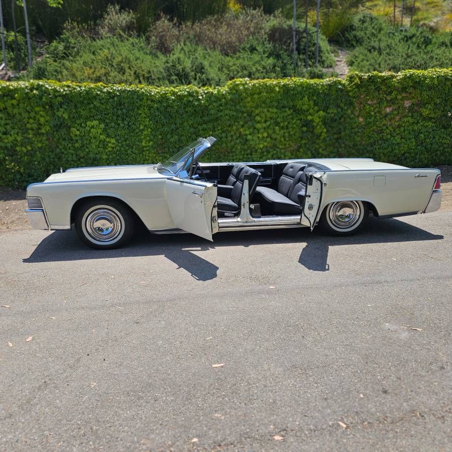 Lincoln-Continental-convertible-1965-white-1