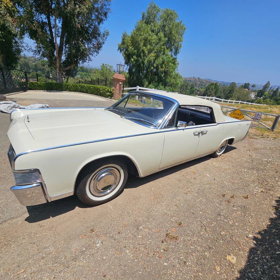 Lincoln-Continental-convertible-1965-white-13