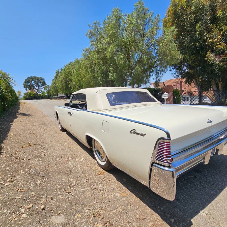 Lincoln-Continental-convertible-1965-white-16