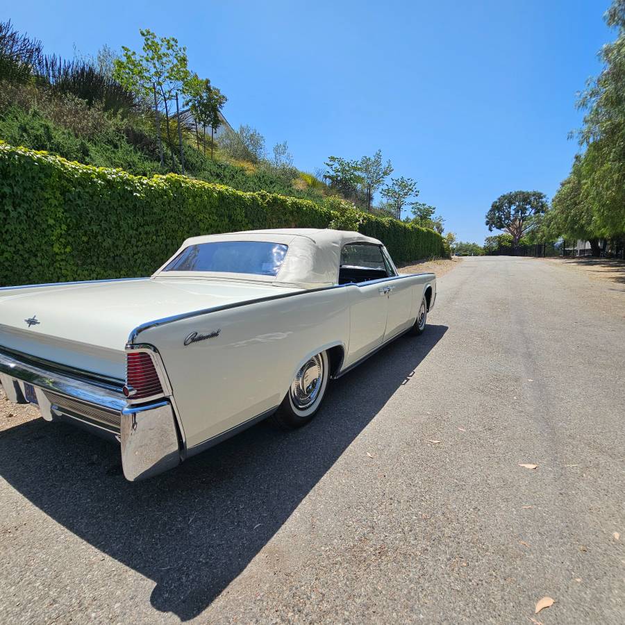 Lincoln-Continental-convertible-1965-white-17