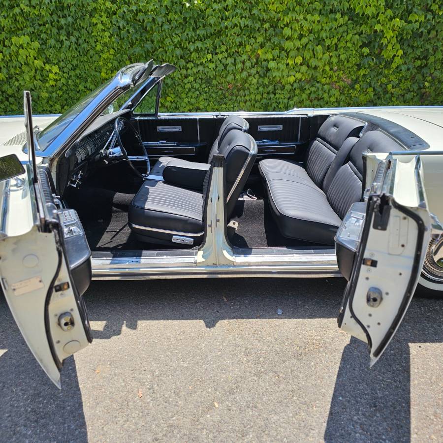 Lincoln-Continental-convertible-1965-white-2
