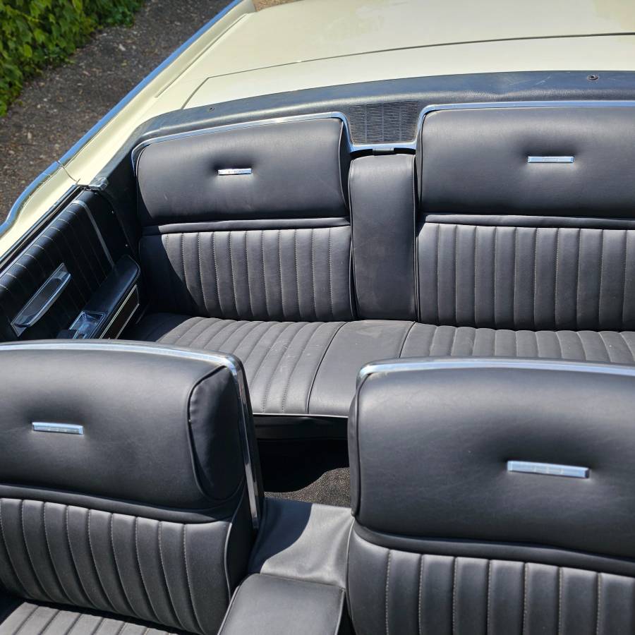 Lincoln-Continental-convertible-1965-white-21