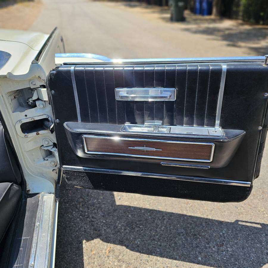 Lincoln-Continental-convertible-1965-white-23