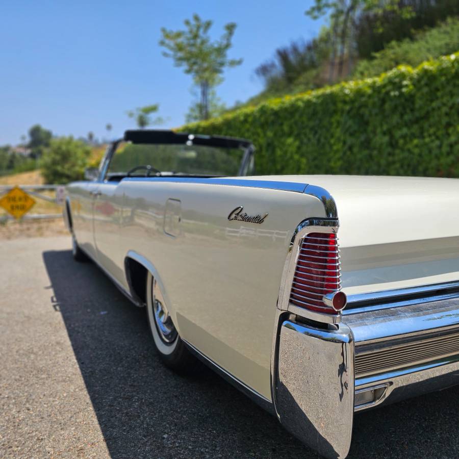 Lincoln-Continental-convertible-1965-white-6