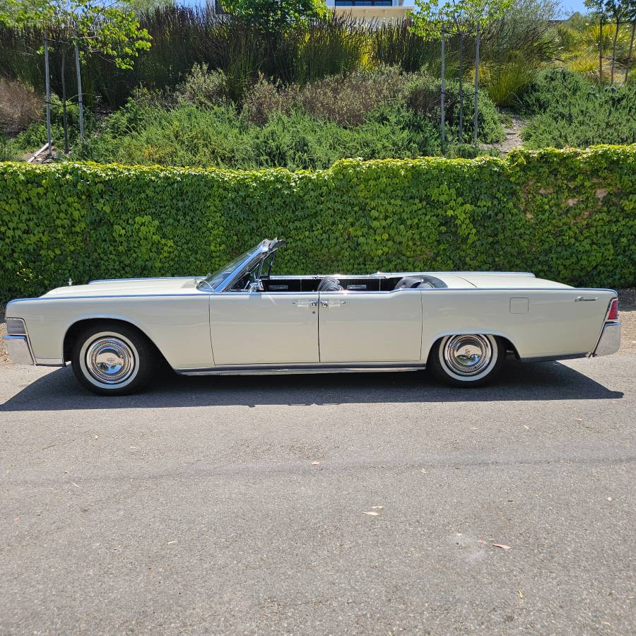 Lincoln Continental convertible  1965 white