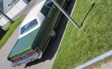 Lincoln-Continental-town-car-1974-green-2