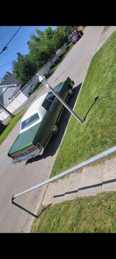 Lincoln-Continental-town-car-1974-green-2