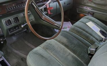 Lincoln-Continental-town-car-1974-green-3
