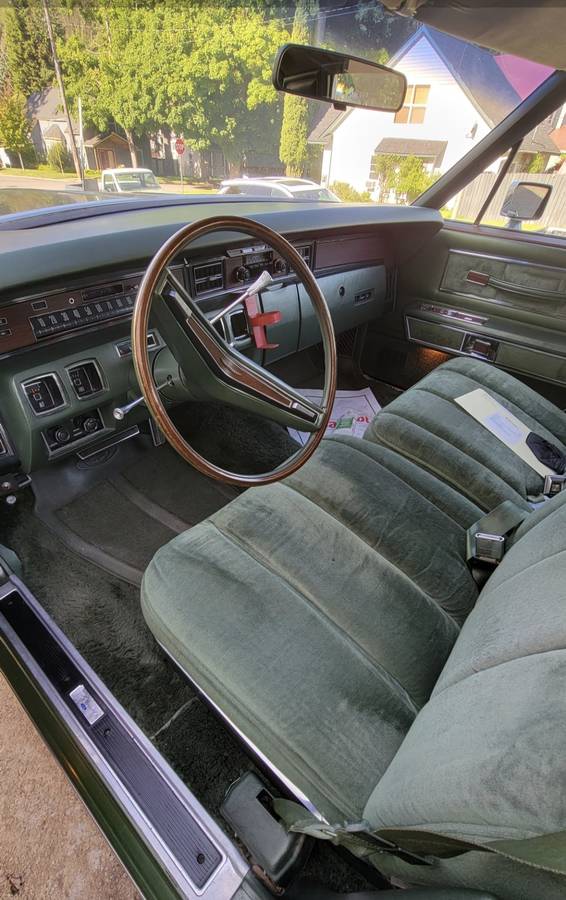 Lincoln-Continental-town-car-1974-green-3