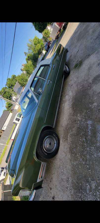 Lincoln-Continental-town-car-1974-green-4