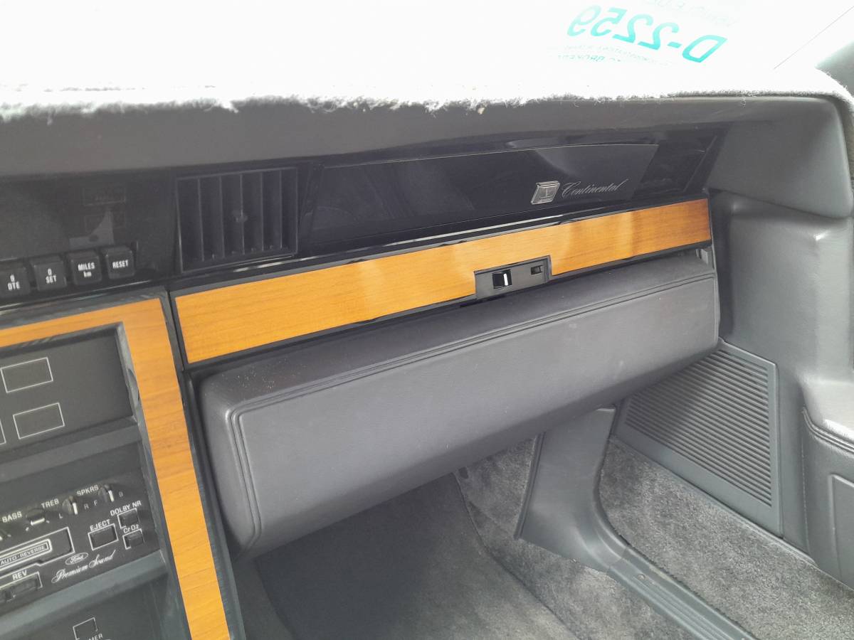 Lincoln-Continental-valentino-1984-6