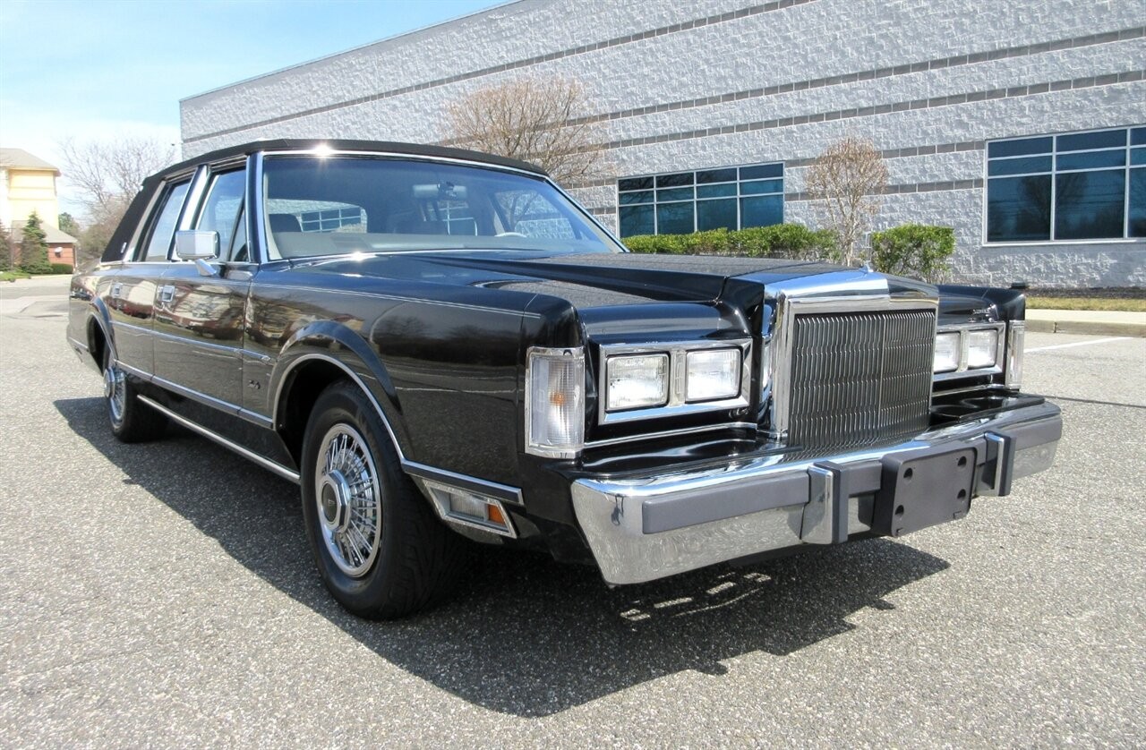 Lincoln-Town-Car-1988-Sedan-1