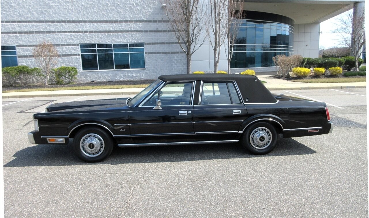 Lincoln-Town-Car-1988-Sedan-10