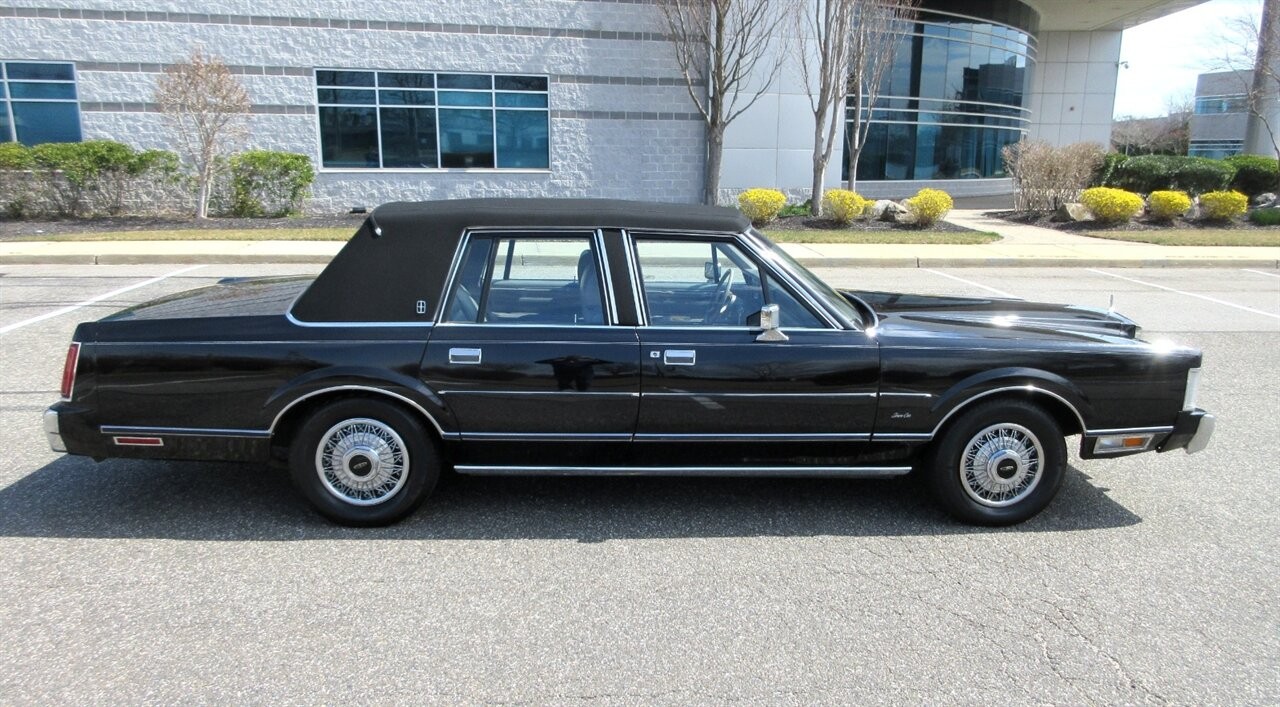 Lincoln-Town-Car-1988-Sedan-11