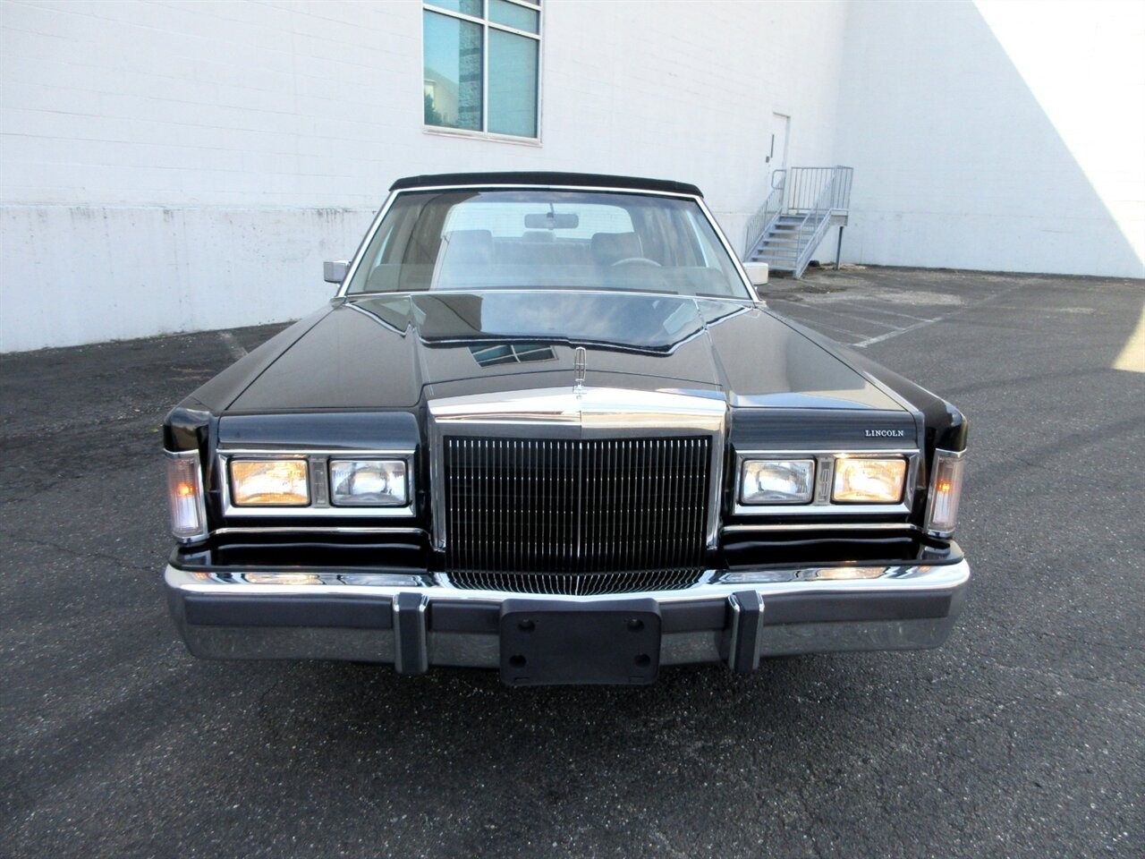Lincoln-Town-Car-1988-Sedan-16
