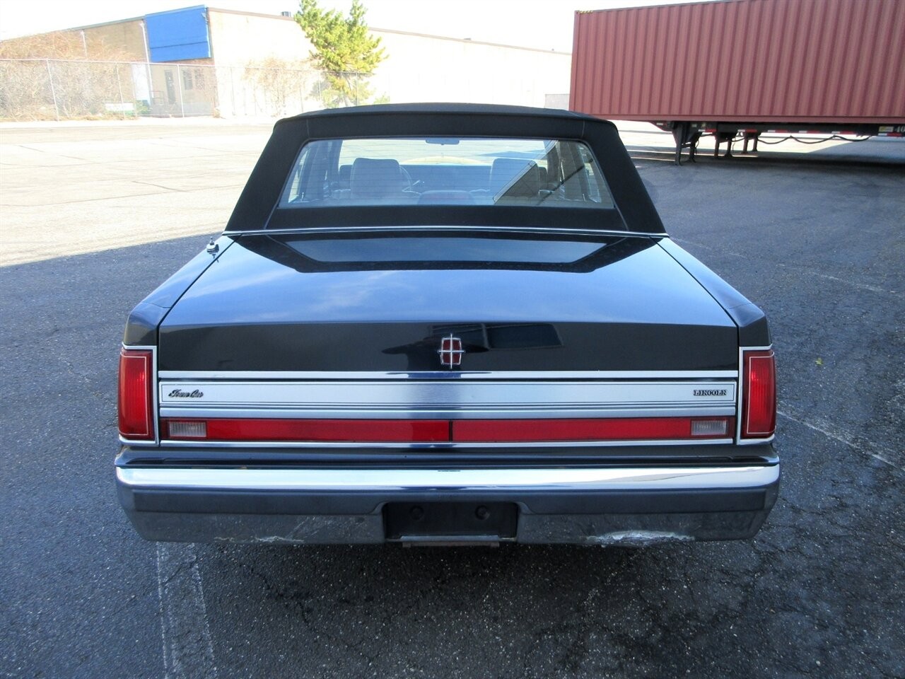 Lincoln-Town-Car-1988-Sedan-17