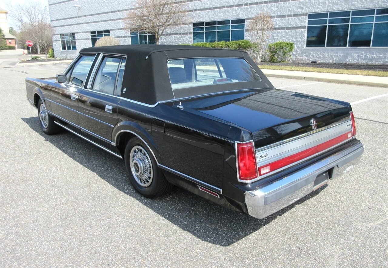 Lincoln-Town-Car-1988-Sedan-2