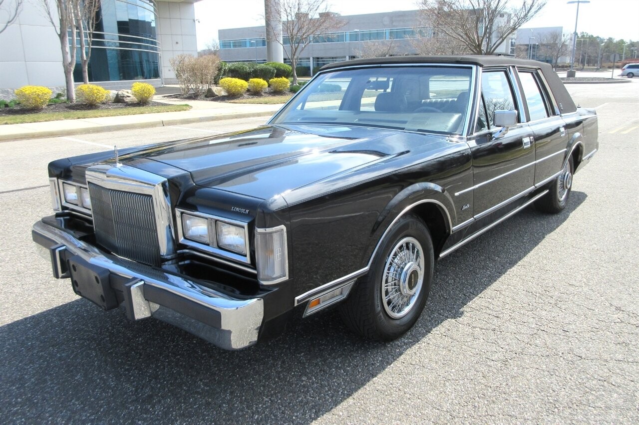 Lincoln-Town-Car-1988-Sedan-4