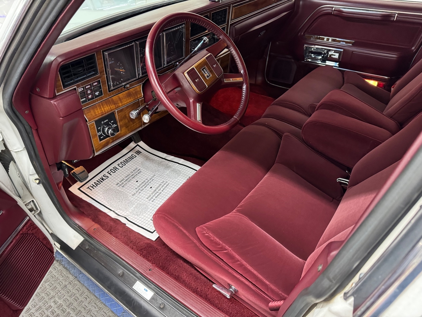 Lincoln-Town-Car-1989-Sedan-15