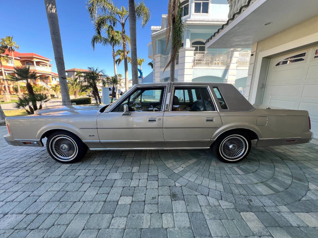 Lincoln-Town-Car-1989-Sedan-16