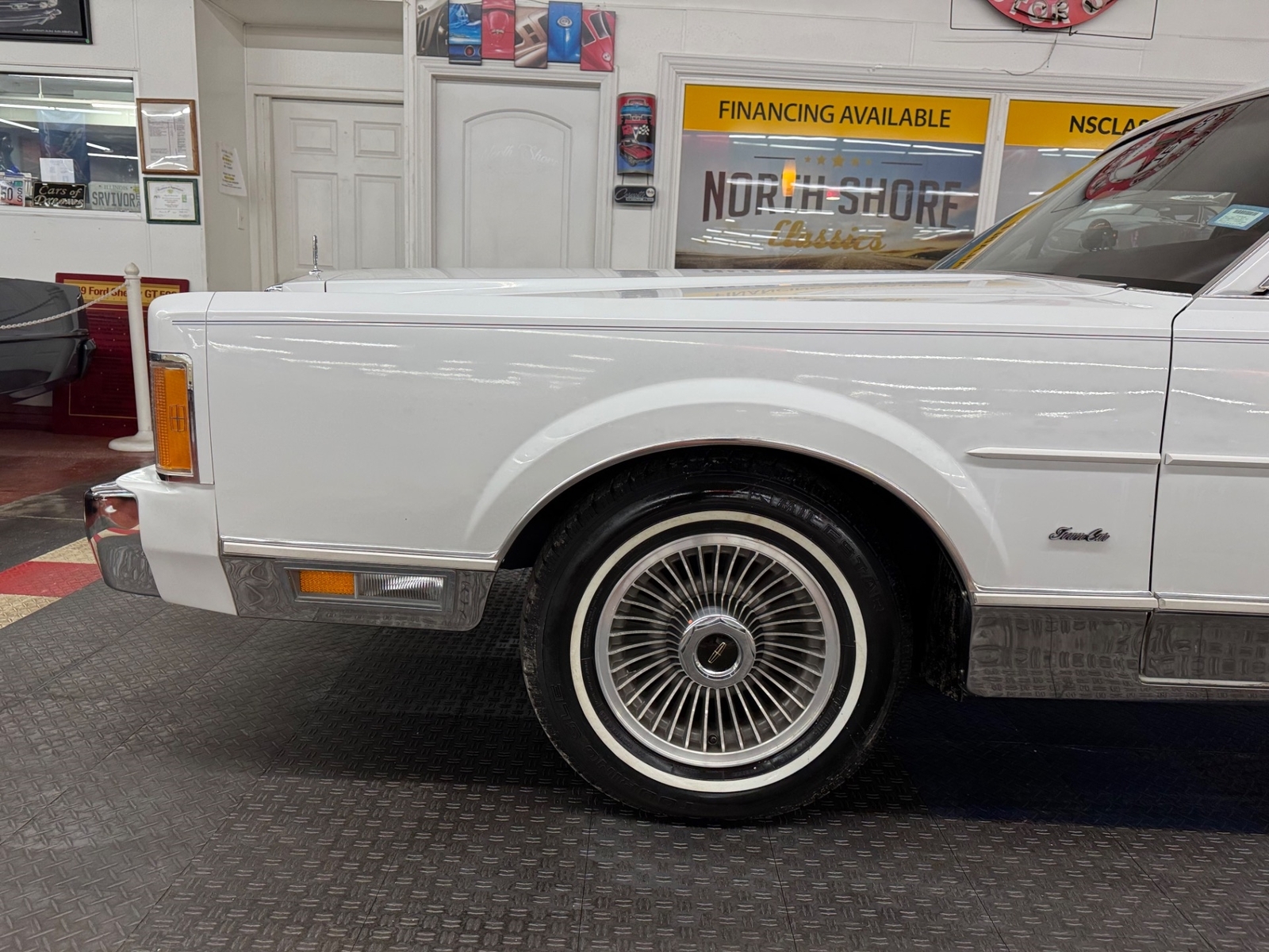 Lincoln-Town-Car-1989-Sedan-16