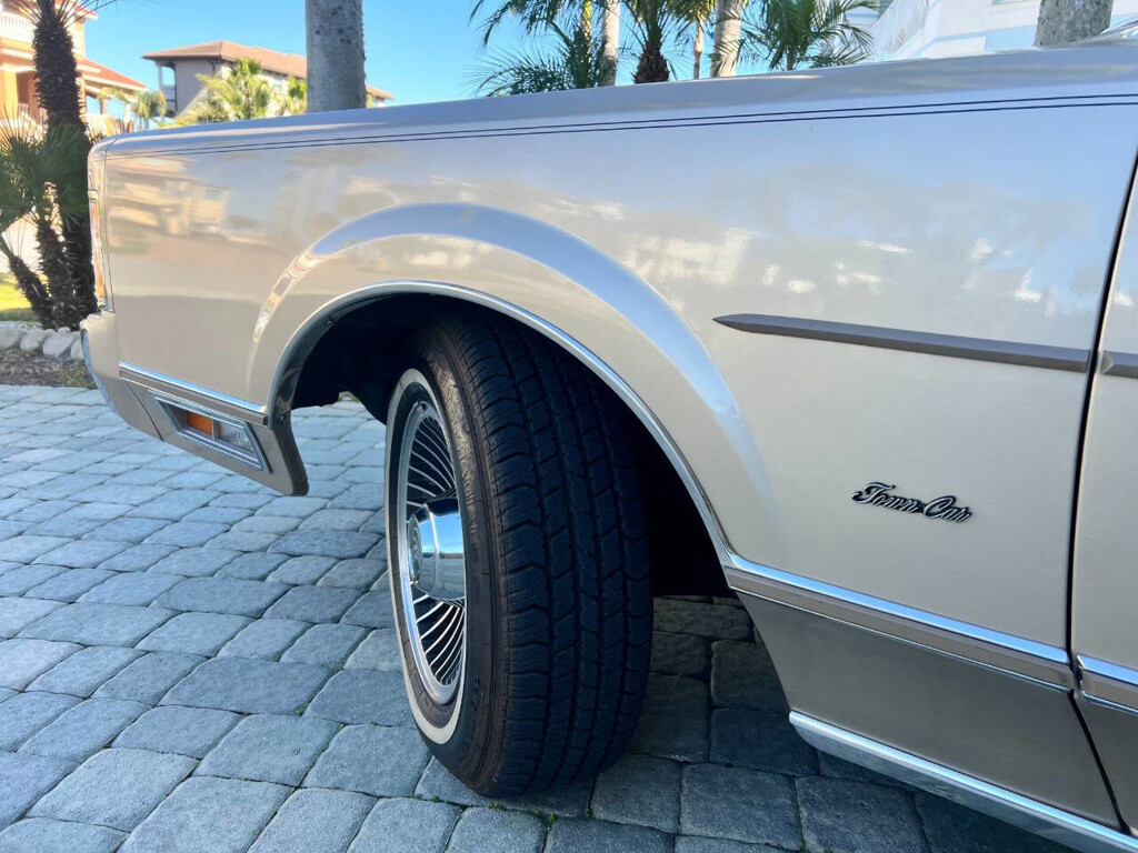 Lincoln-Town-Car-1989-Sedan-17