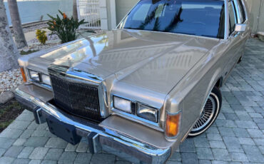 Lincoln-Town-Car-1989-Sedan-2