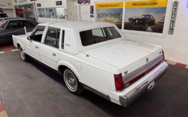Lincoln-Town-Car-1989-Sedan-2