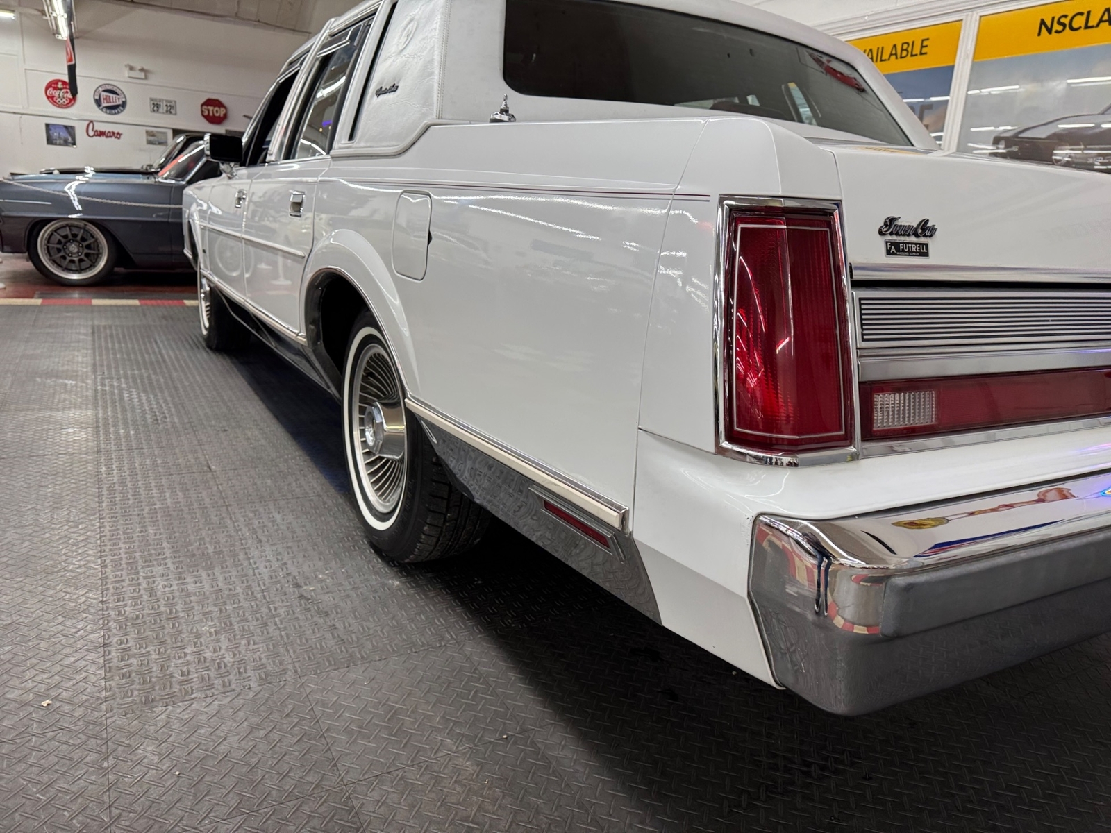 Lincoln-Town-Car-1989-Sedan-20