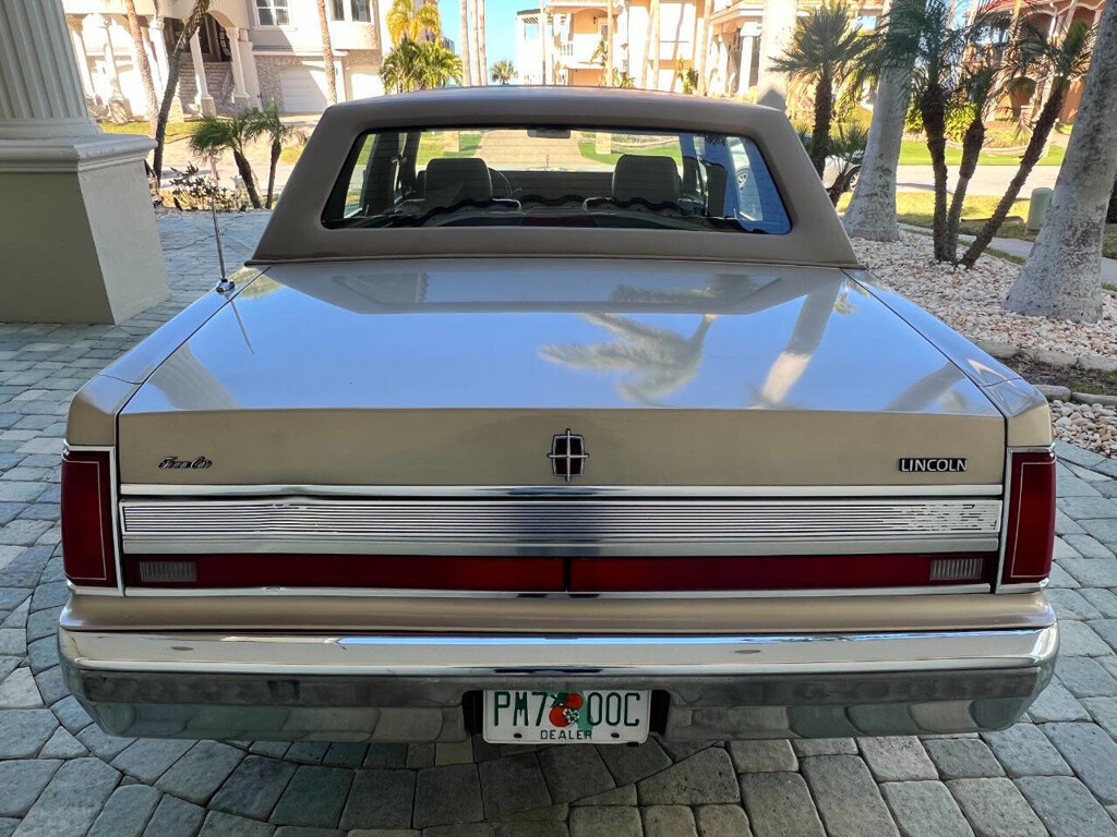 Lincoln-Town-Car-1989-Sedan-23